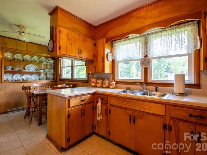 40 Double Island Road, Burnsville, NC 28714.  MLS# CAR4400038, YatesRealty ID 2968. 