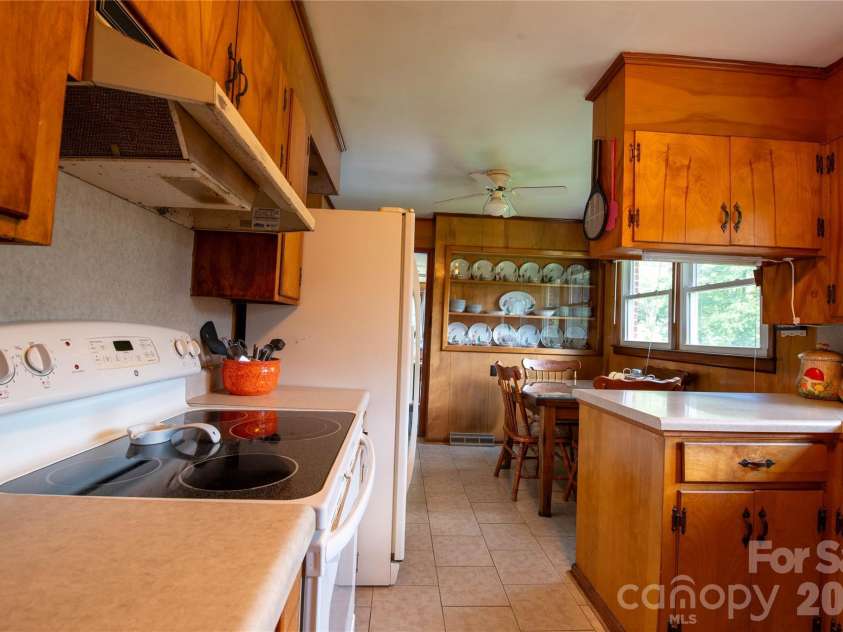 40 Double Island Road, Burnsville, NC 28714.  MLS# CAR4400038, YatesRealty ID 2968. 