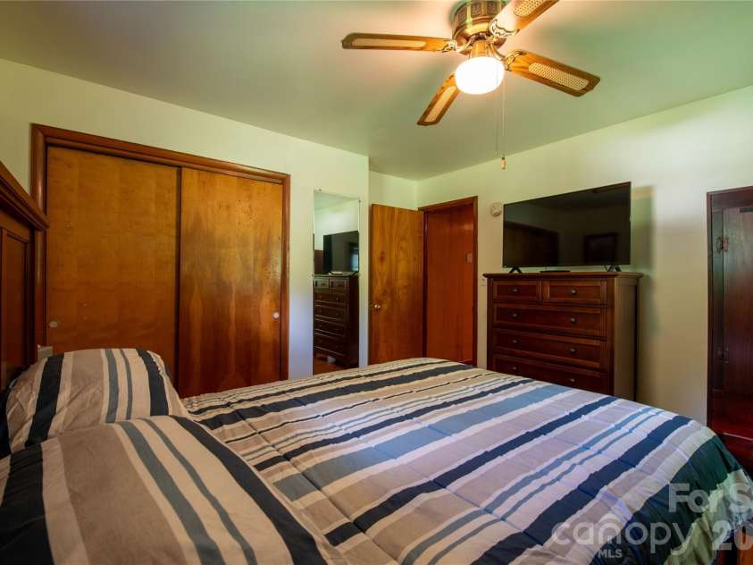 40 Double Island Road, Burnsville, NC 28714.  MLS# CAR4400038, YatesRealty ID 2968. 