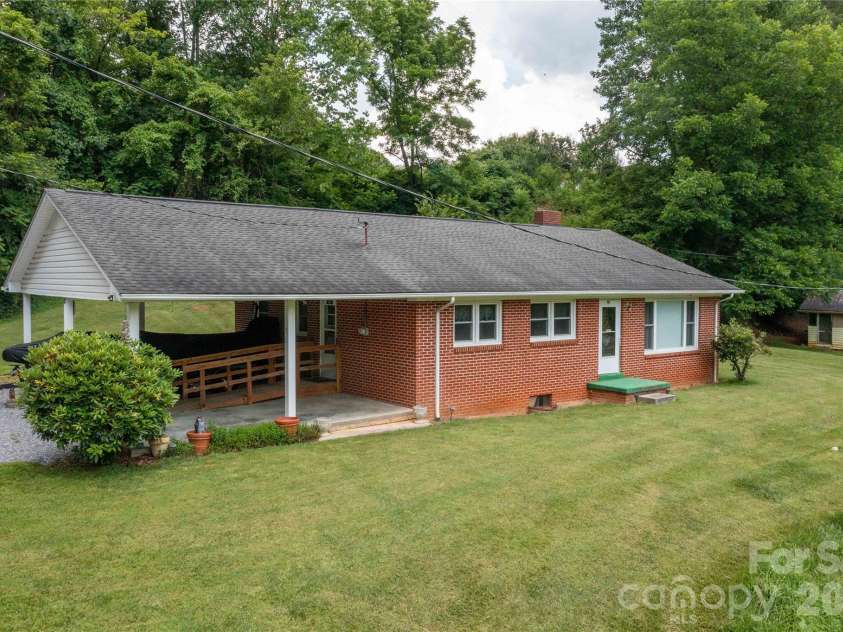 40 Double Island Road, Burnsville, NC 28714.  MLS# CAR4400038, YatesRealty ID 2968. 