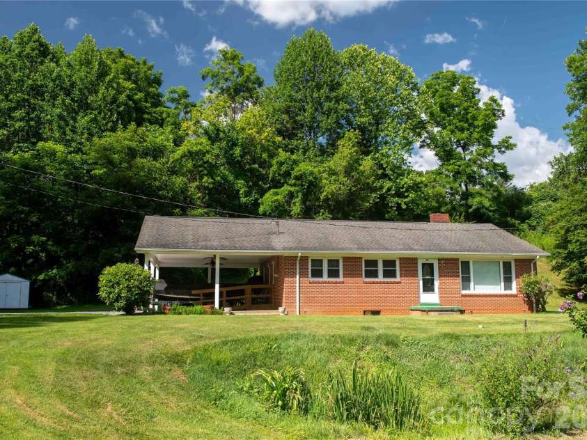 40 Double Island Road, Burnsville, NC 28714.  MLS# CAR4400038, YatesRealty ID 2968. 