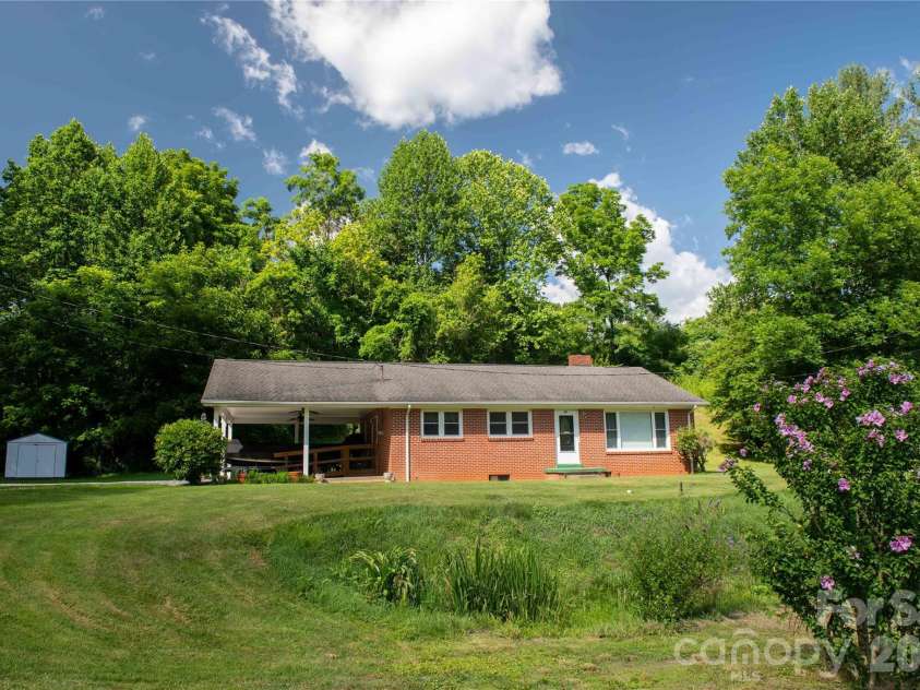 40 Double Island Road, Burnsville, NC 28714.  MLS# CAR4400038, YatesRealty ID 2968. 