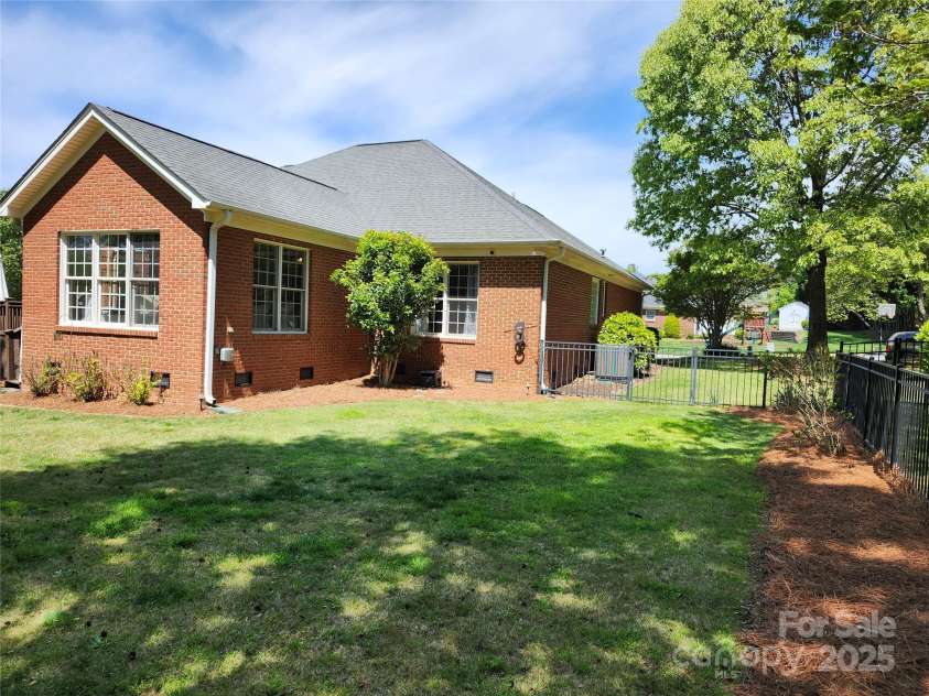 5505 Weavers Row, Gastonia, NC 28056.  MLS# CAR4246152, YatesRealty ID 29680. 