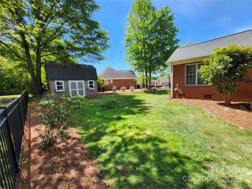 5505 Weavers Row, Gastonia, NC 28056.  MLS# CAR4246152, YatesRealty ID 29680. 