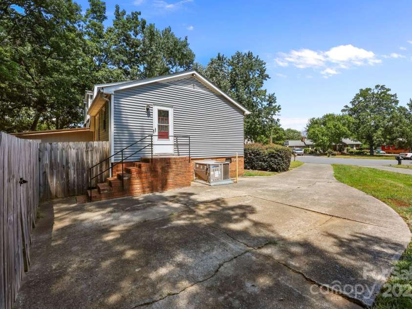 2704 Julep Lane, Charlotte, NC 28273.  MLS# CAR4284784, YatesRealty ID 29682. Spacious Driveway for Guests to Park!