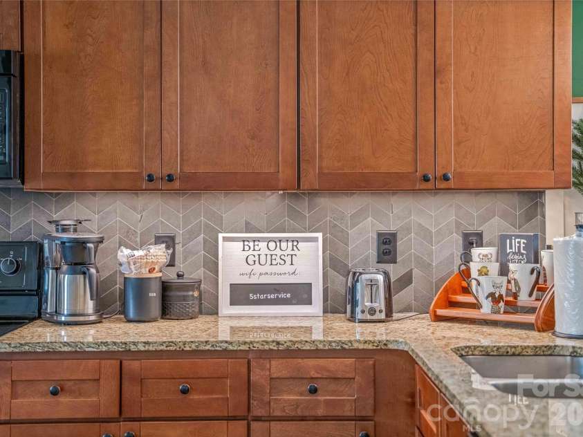 31 Byrdcliffe Lane, Asheville, NC 28805.  MLS# CAR4386508, YatesRealty ID 29685. 