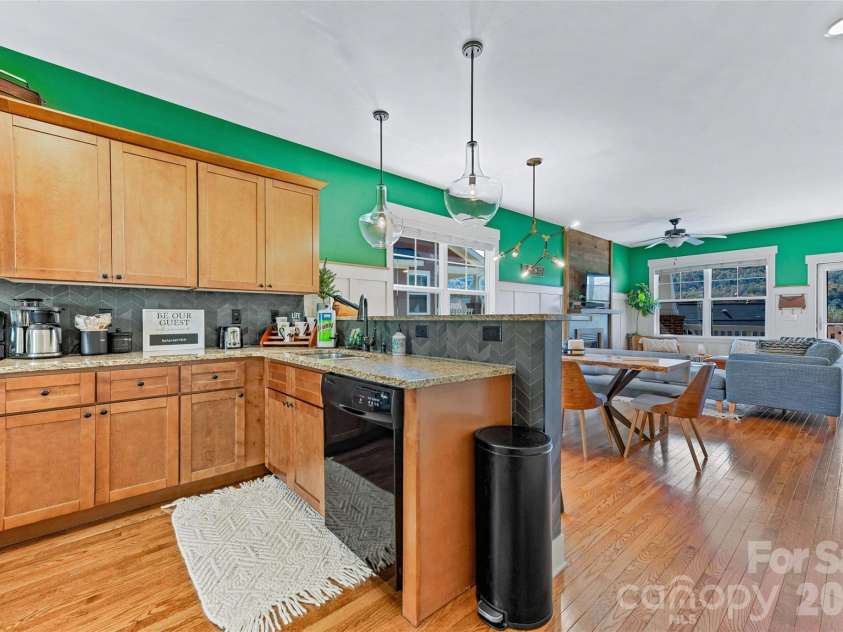 31 Byrdcliffe Lane, Asheville, NC 28805.  MLS# CAR4386508, YatesRealty ID 29685. 