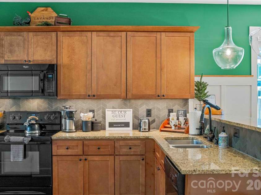 31 Byrdcliffe Lane, Asheville, NC 28805.  MLS# CAR4386508, YatesRealty ID 29685. 