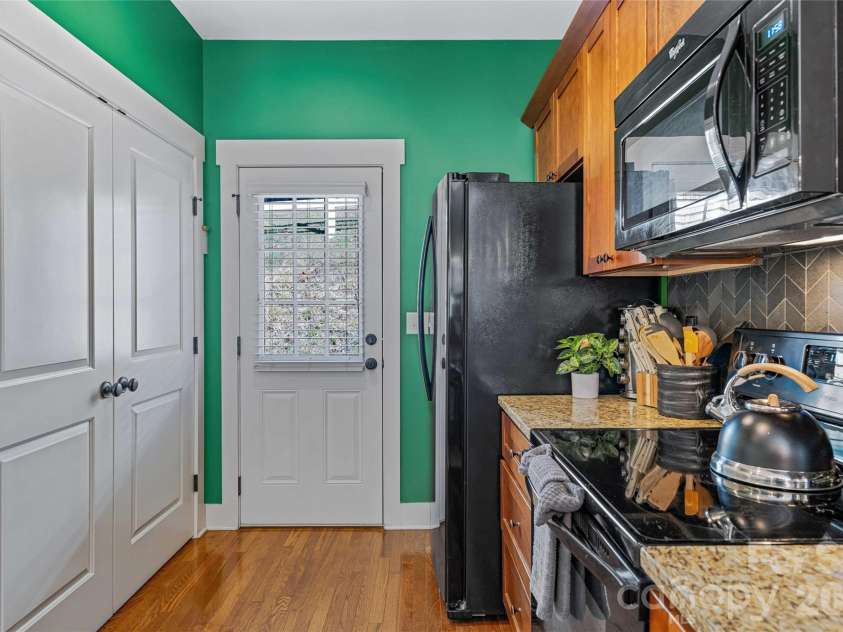 31 Byrdcliffe Lane, Asheville, NC 28805.  MLS# CAR4386508, YatesRealty ID 29685. 