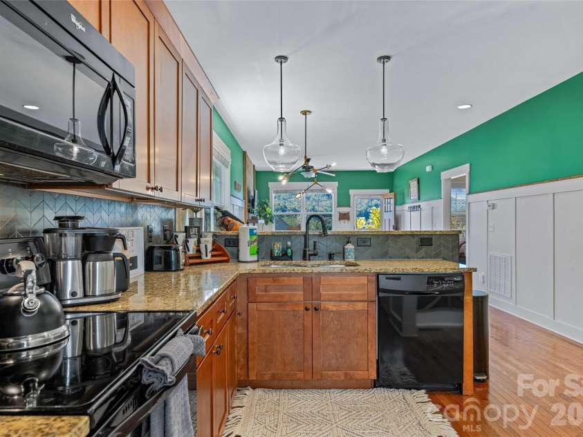 31 Byrdcliffe Lane, Asheville, NC 28805.  MLS# CAR4386508, YatesRealty ID 29685. 