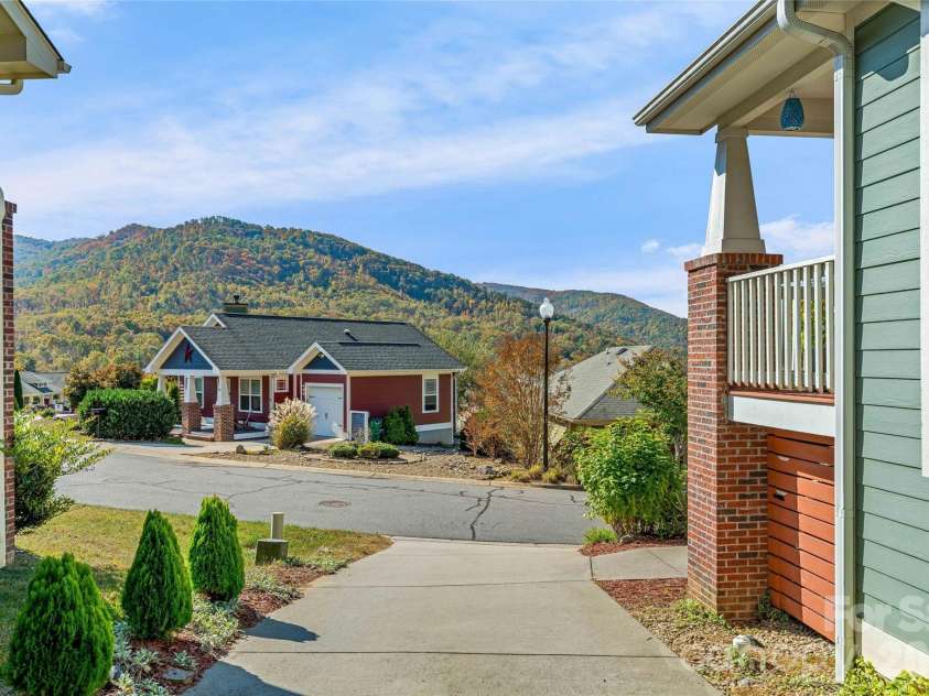 31 Byrdcliffe Lane, Asheville, NC 28805.  MLS# CAR4386508, YatesRealty ID 29685. 