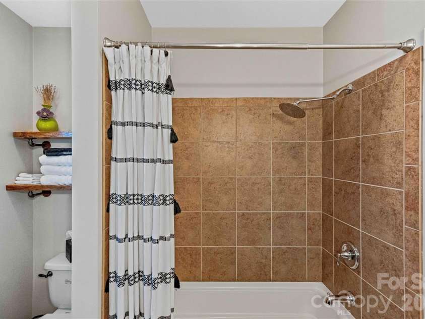 31 Byrdcliffe Lane, Asheville, NC 28805.  MLS# CAR4386508, YatesRealty ID 29685. 