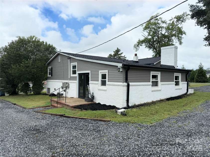 2202 16th Avenue, Hickory, NC 28601.  MLS# CAR4272734, YatesRealty ID 29686. Circle drive with front and back entry