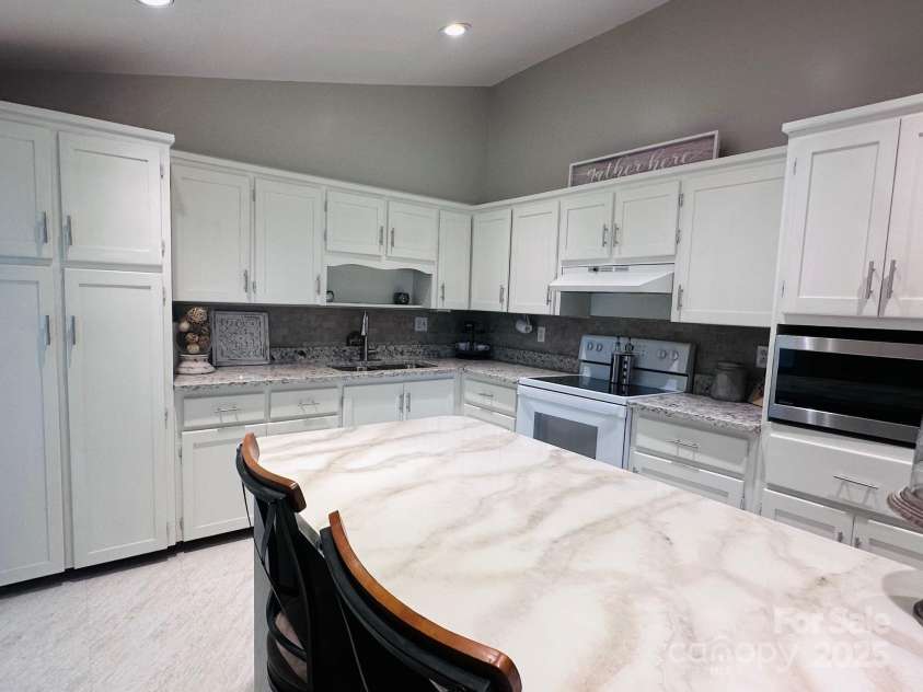 2202 16th Avenue, Hickory, NC 28601.  MLS# CAR4272734, YatesRealty ID 29686. Eat-in Kitchen