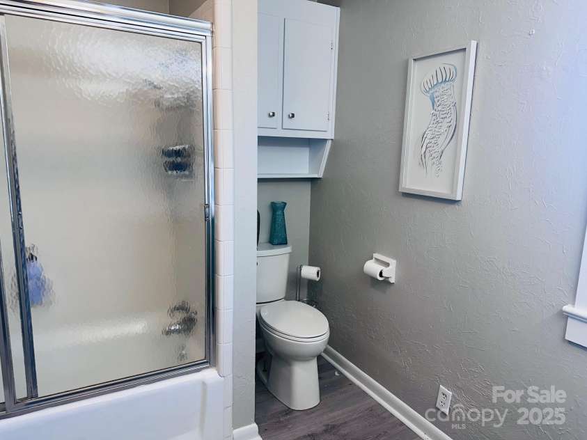 2202 16th Avenue, Hickory, NC 28601.  MLS# CAR4272734, YatesRealty ID 29686. Full bath in hallway