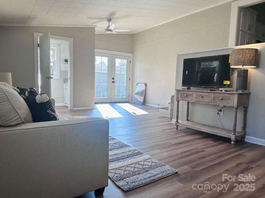 2202 16th Avenue, Hickory, NC 28601.  MLS# CAR4272734, YatesRealty ID 29686. Spacious Den