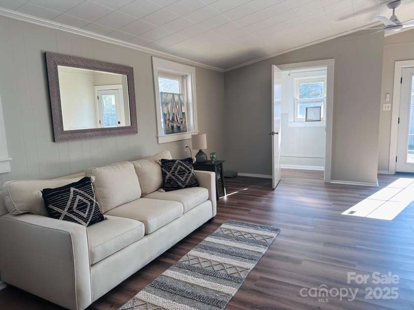 2202 16th Avenue, Hickory, NC 28601.  MLS# CAR4272734, YatesRealty ID 29686. Spacious Den