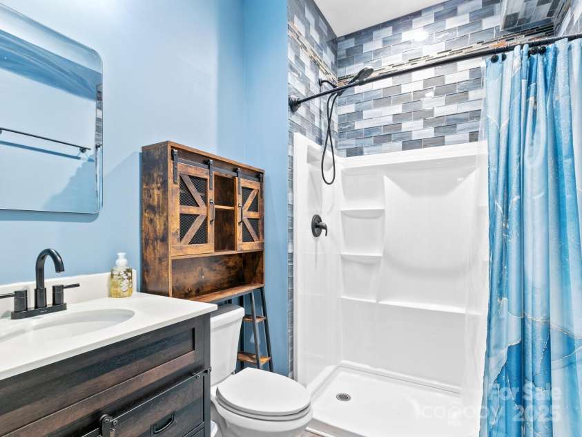 35 Dawson Steele Court, Asheville, NC 28803.  MLS# CAR4223718, YatesRealty ID 29688. Bathroom