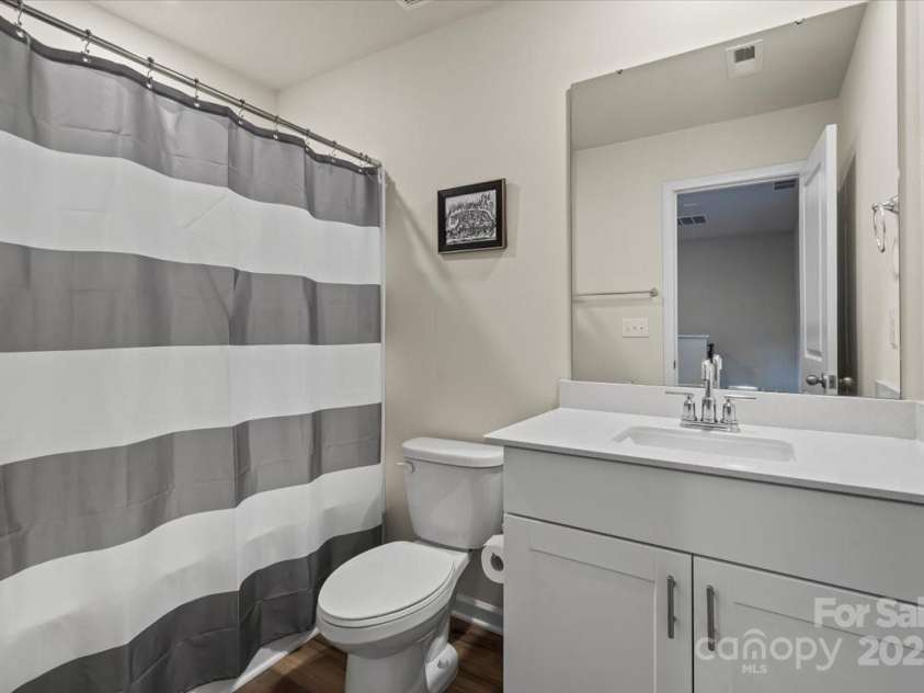 1021 Plumcrest Drive, Charlotte, NC 28216.  MLS# CAR4285638, YatesRealty ID 29689. 2nd full bath upstairs