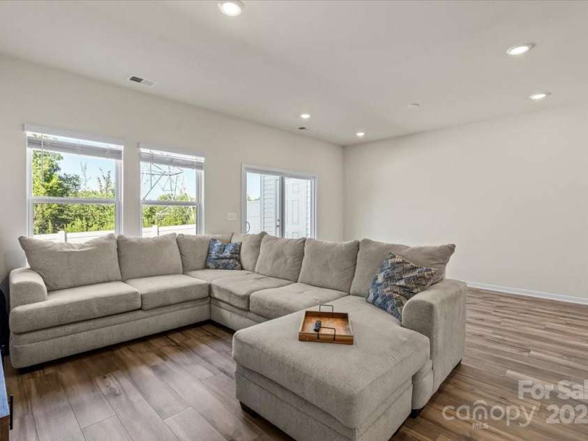 1021 Plumcrest Drive, Charlotte, NC 28216.  MLS# CAR4285638, YatesRealty ID 29689. Bright & Airy Living Room