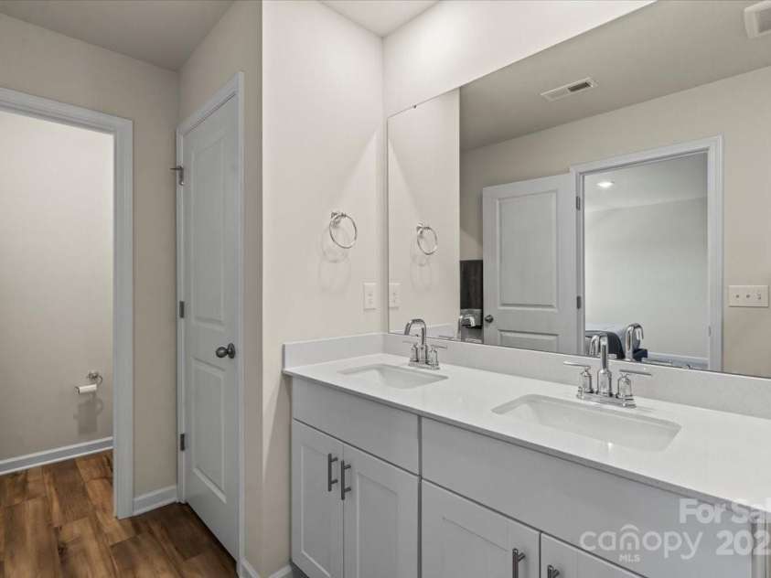 1021 Plumcrest Drive, Charlotte, NC 28216.  MLS# CAR4285638, YatesRealty ID 29689. Ensuite has quartz counters