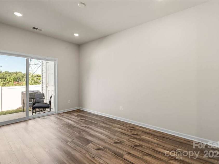 1021 Plumcrest Drive, Charlotte, NC 28216.  MLS# CAR4285638, YatesRealty ID 29689. Even more room for dining