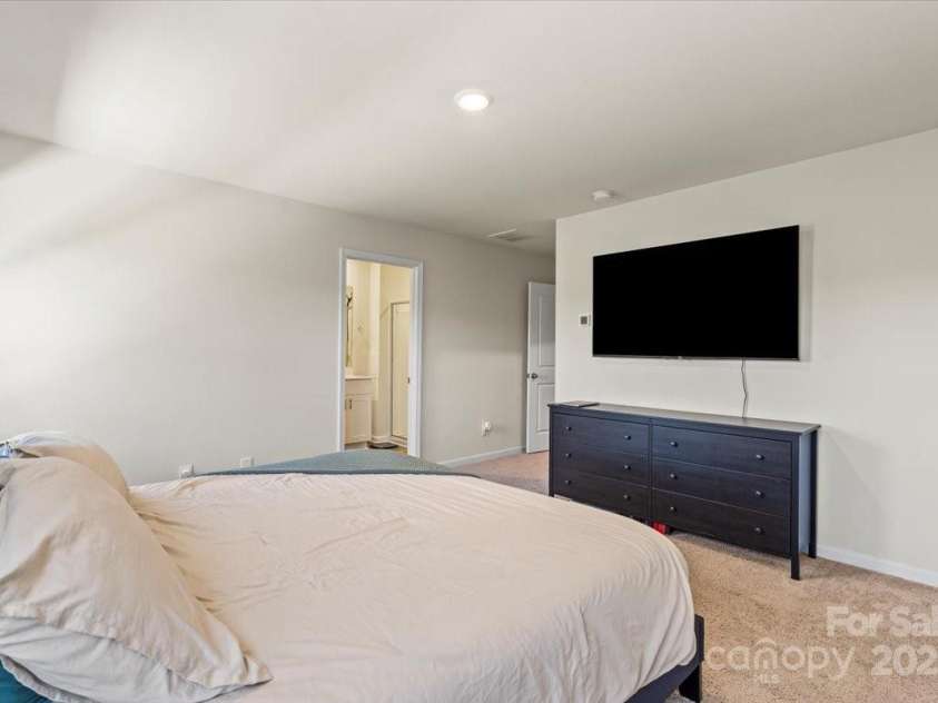 1021 Plumcrest Drive, Charlotte, NC 28216.  MLS# CAR4285638, YatesRealty ID 29689. Primary bedroom w/ensuire
