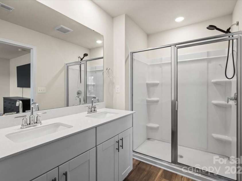 1021 Plumcrest Drive, Charlotte, NC 28216.  MLS# CAR4285638, YatesRealty ID 29689. Spacious ensuite w/dual vanities