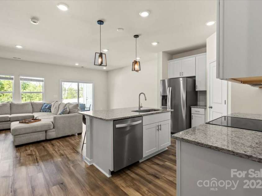 1021 Plumcrest Drive, Charlotte, NC 28216.  MLS# CAR4285638, YatesRealty ID 29689. Spacious kitchen