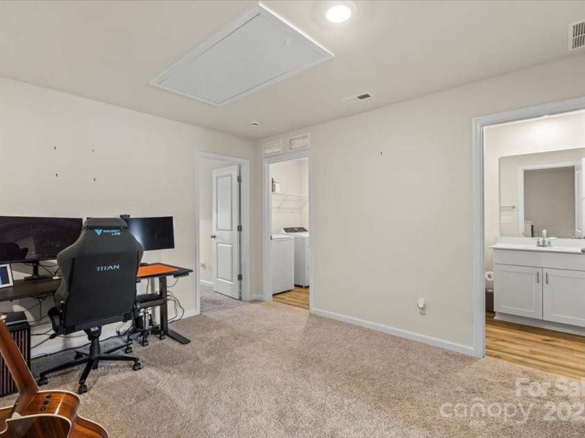 1021 Plumcrest Drive, Charlotte, NC 28216.  MLS# CAR4285638, YatesRealty ID 29689. Spacious loft / flex space up