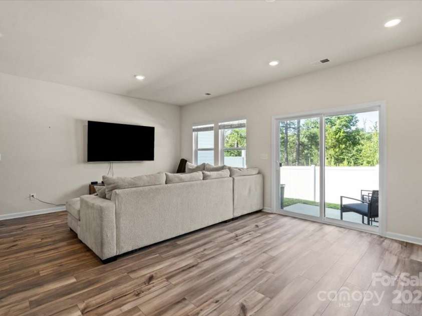 1021 Plumcrest Drive, Charlotte, NC 28216.  MLS# CAR4285638, YatesRealty ID 29689. Views to the partially fenced yard