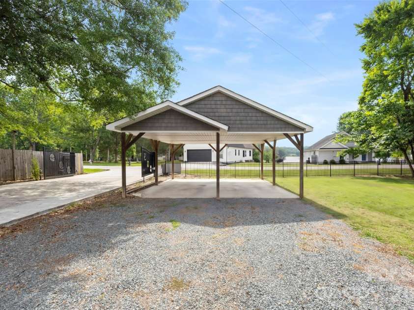 5555 Riverfront Road, Lake Wylie, SC 29710.  MLS# CAR4377095, YatesRealty ID 29692. 