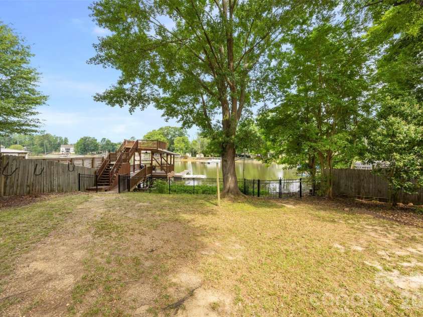 5555 Riverfront Road, Lake Wylie, SC 29710.  MLS# CAR4377095, YatesRealty ID 29692. 