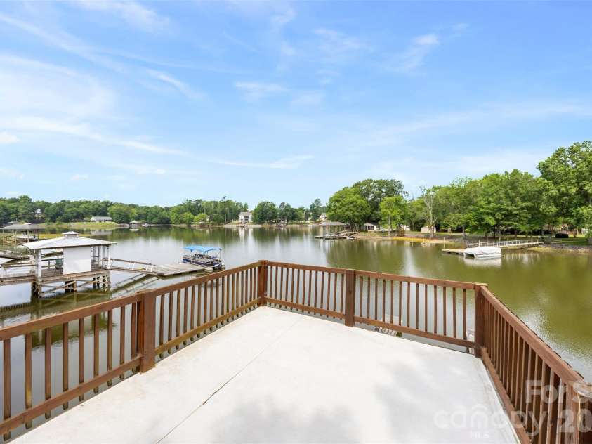 5555 Riverfront Road, Lake Wylie, SC 29710.  MLS# CAR4377095, YatesRealty ID 29692. 