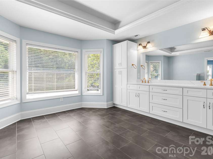 5555 Riverfront Road, Lake Wylie, SC 29710.  MLS# CAR4425921, YatesRealty ID 29692. Ensuite bath