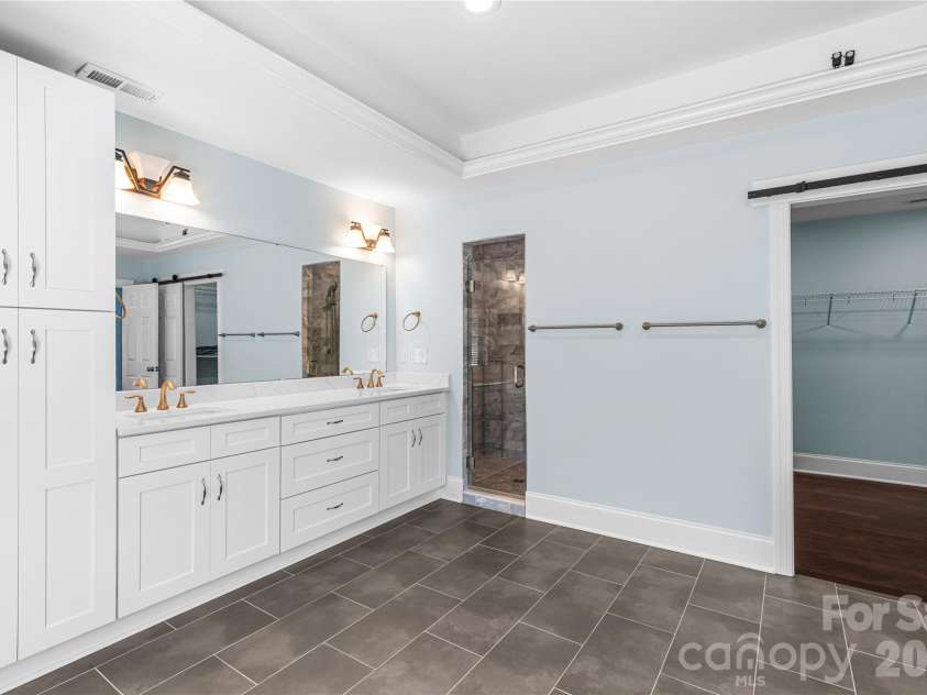 5555 Riverfront Road, Lake Wylie, SC 29710.  MLS# CAR4425921, YatesRealty ID 29692. Ensuite bath
