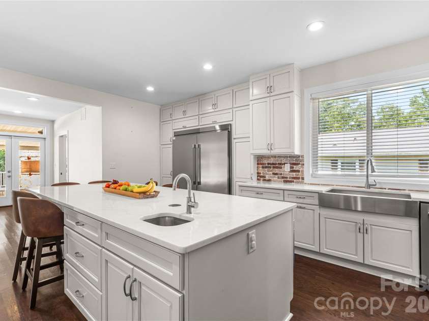 5555 Riverfront Road, Lake Wylie, SC 29710.  MLS# CAR4425921, YatesRealty ID 29692. Kitchen views