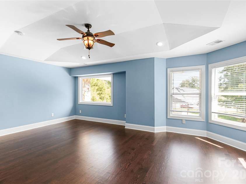 5555 Riverfront Road, Lake Wylie, SC 29710.  MLS# CAR4425921, YatesRealty ID 29692. Spacious primary suite