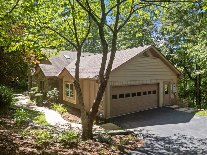 110 Thrashing Rock Drive, Hendersonville, NC 28739.  MLS# CAR4282429, YatesRealty ID 29693. 