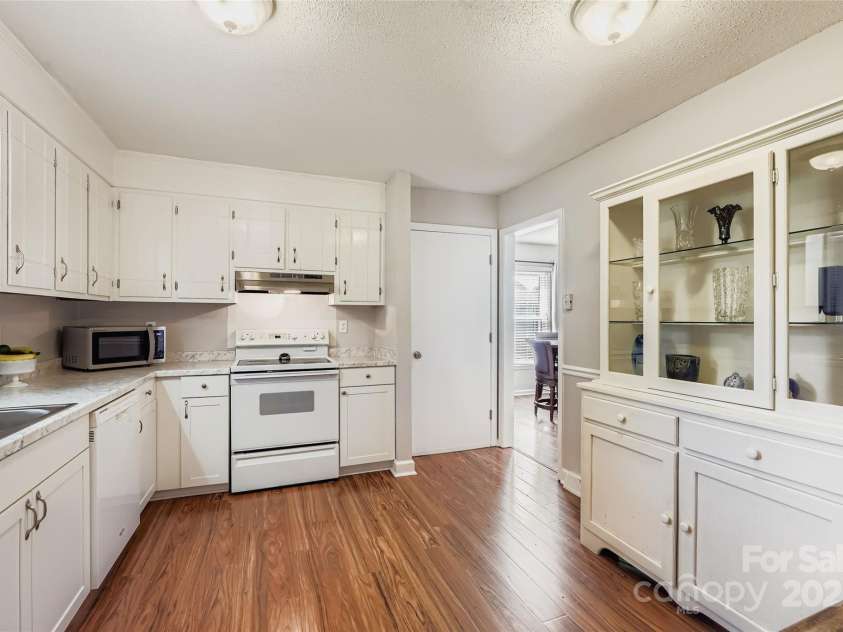 8606 Beechbrooke Road, Charlotte, NC 28227.  MLS# CAR4284928, YatesRealty ID 29698. 