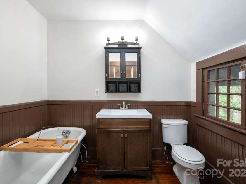 11 Cullowhee Street, Asheville, NC 28801.  MLS# CAR4307173, YatesRealty ID 297. Ensuite Bath in Primary
