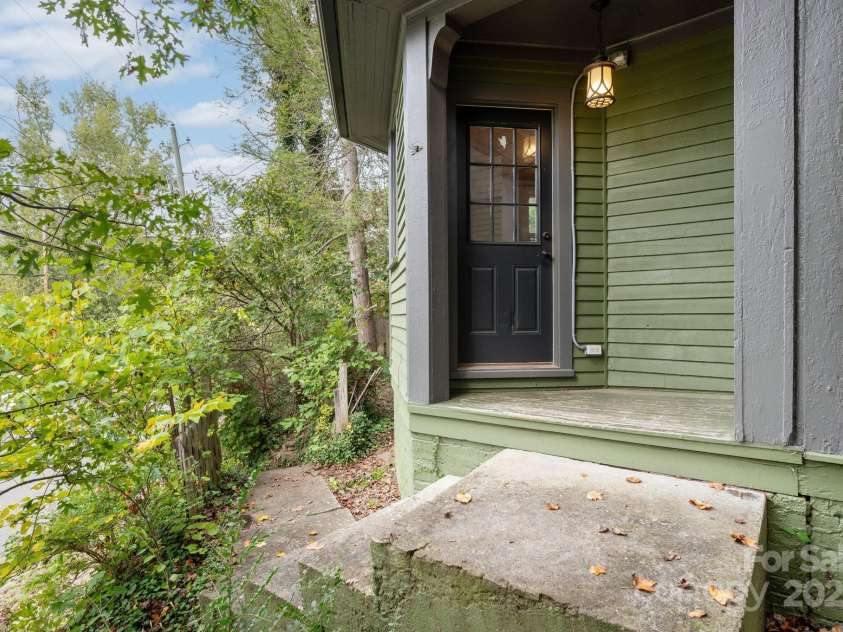 11 Cullowhee Street, Asheville, NC 28801.  MLS# CAR4307173, YatesRealty ID 297. Studio Apartment has its Own Entrance