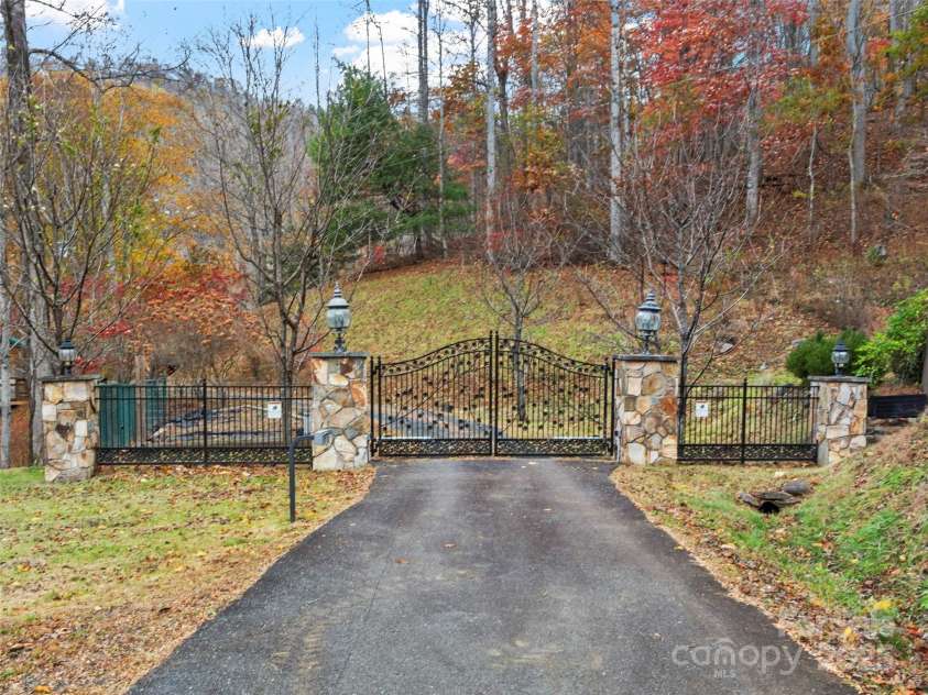 90 Rogers Creek Drive, Bakersville, NC 28705.  MLS# CAR4318662, YatesRealty ID 297. 