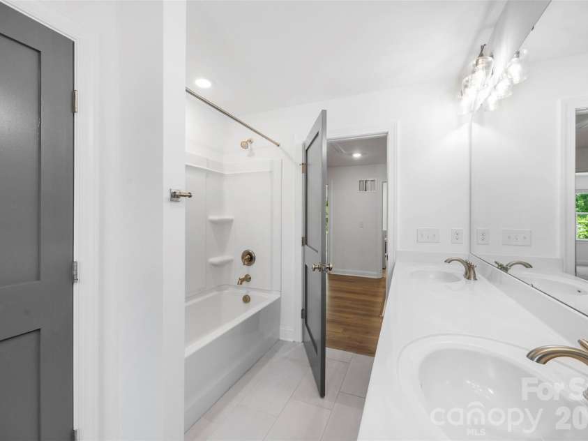 16709 Mckee Road, Charlotte, NC 28278.  MLS# CAR4388215, YatesRealty ID 29700. Bathroom #3