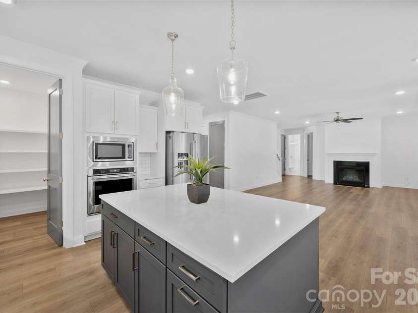 16709 Mckee Road, Charlotte, NC 28278.  MLS# CAR4388215, YatesRealty ID 29700. Kitchen