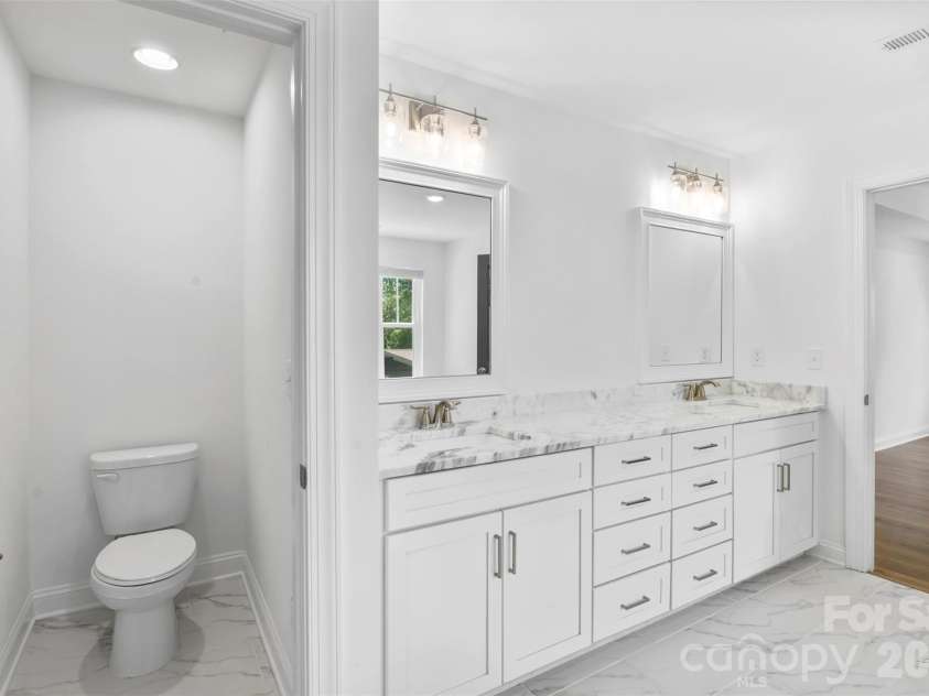 16709 Mckee Road, Charlotte, NC 28278.  MLS# CAR4388215, YatesRealty ID 29700. Primary Bath