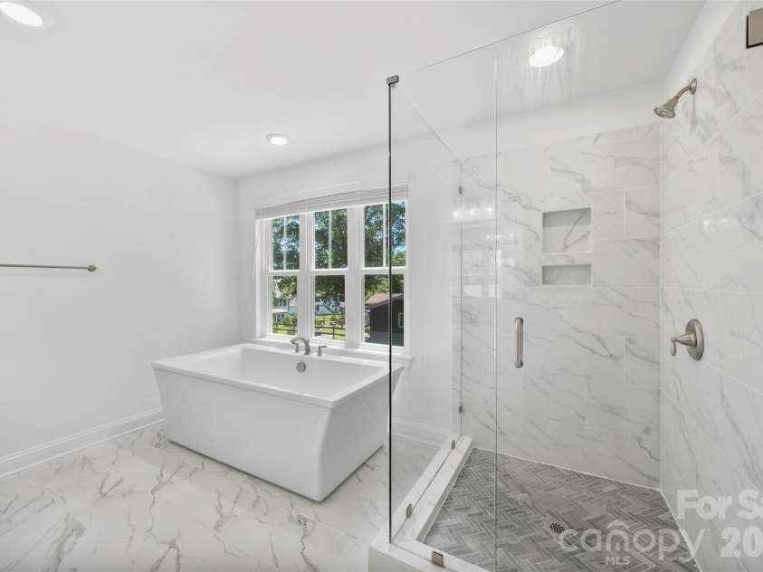 16709 Mckee Road, Charlotte, NC 28278.  MLS# CAR4388215, YatesRealty ID 29700. Primary Bath