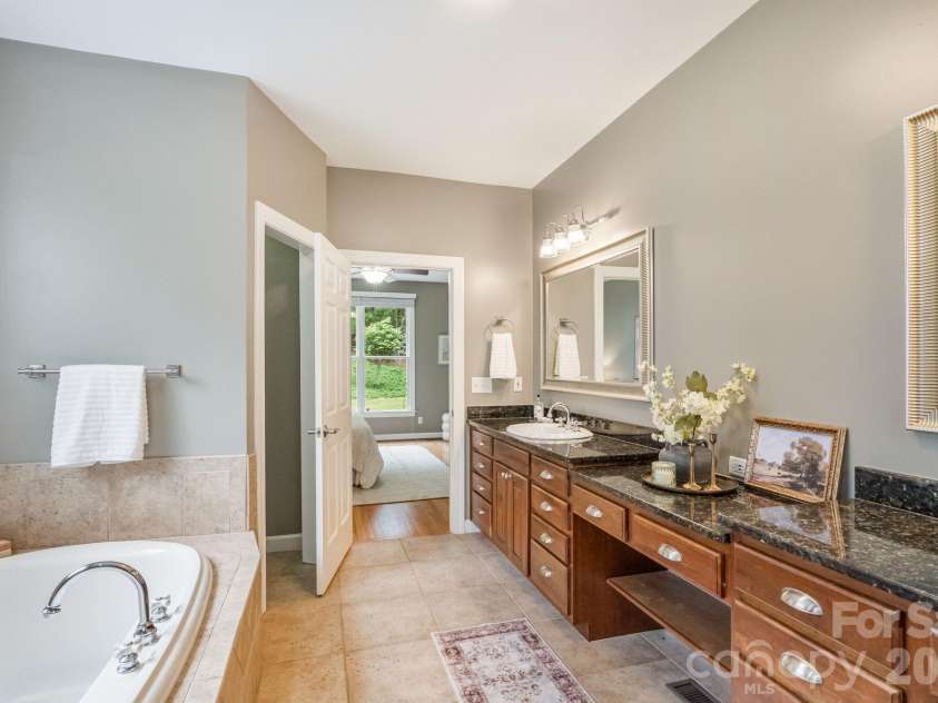 182 Broadview Circle, Mooresville, NC 28117.  MLS# CAR4352412, YatesRealty ID 29701. Spacious 5-piece primary bath