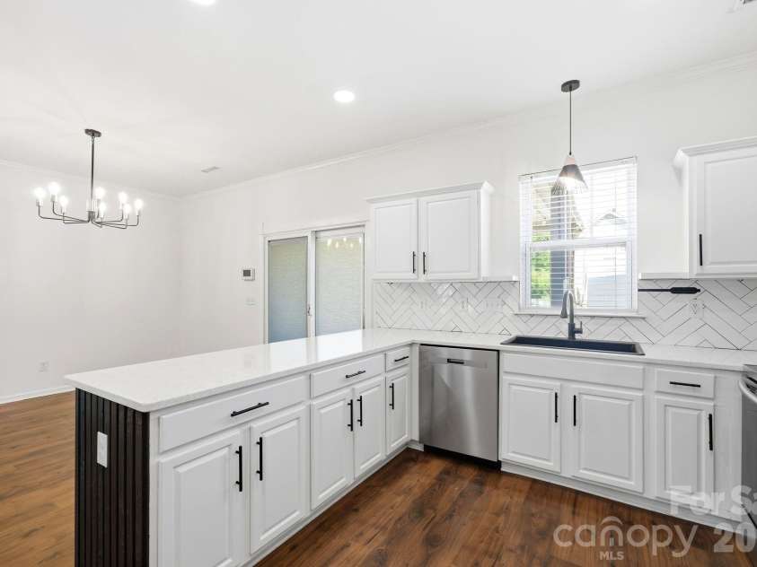 1817 Ethel Guest Lane, Charlotte, NC 28206.  MLS# CAR4388598, YatesRealty ID 29703. Updated kitchen