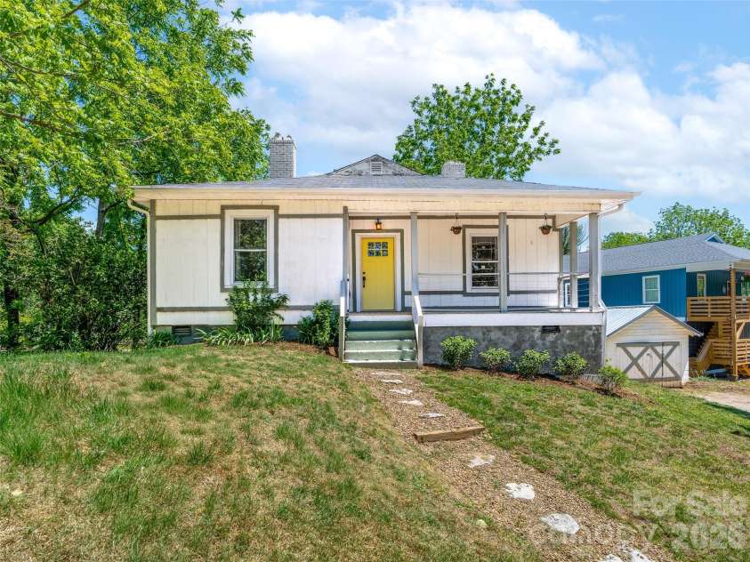 125 Edwards Avenue, Swannanoa, NC 28778.  MLS# CAR4384227, YatesRealty ID 29707. 
